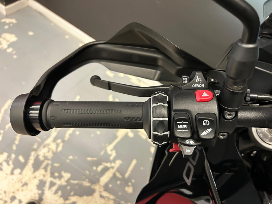 Imagen de BMW F 900 XR TRIPLE BLACK