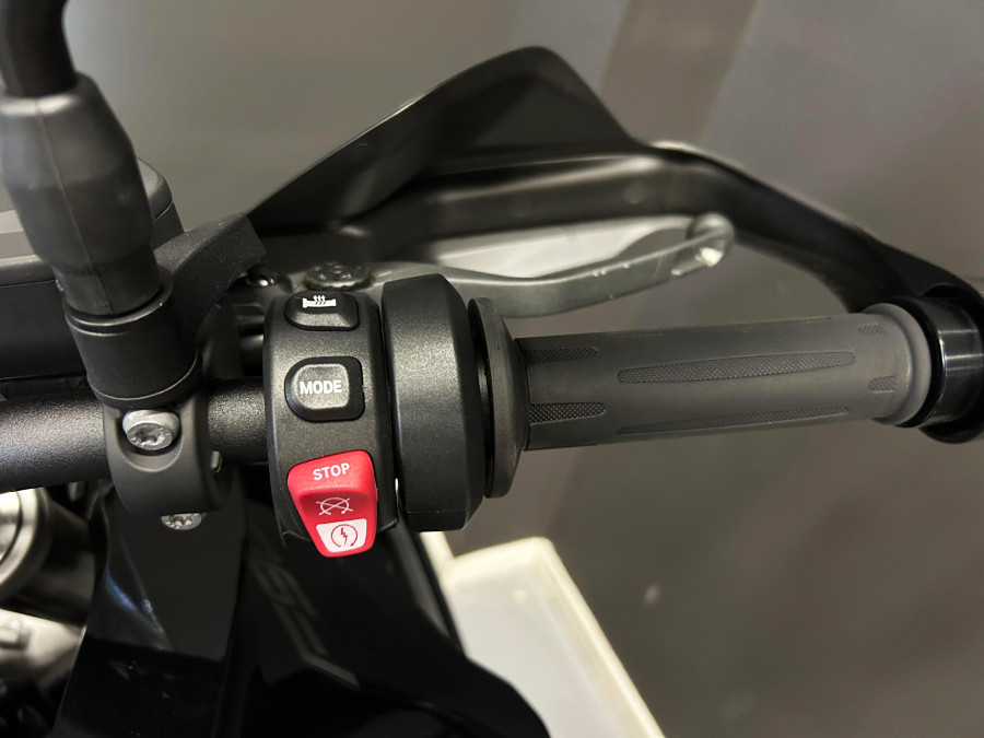 Imagen de BMW F 900 XR TRIPLE BLACK